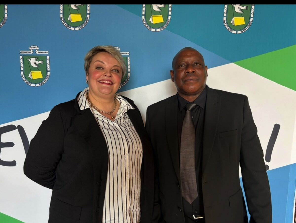 Mncedi Mboniswa (Education Development Officer), right, officially welcomed Asja Strydom as the new Principal of Despatch Preparatory School.