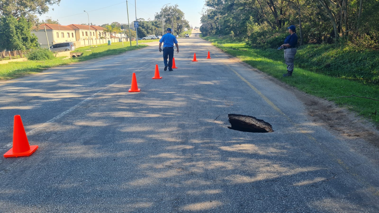 A possible sinkhole on the R102 near Boskloof, Humansdorp, has forced lane closures as roads authorities rush to attend to the matter.