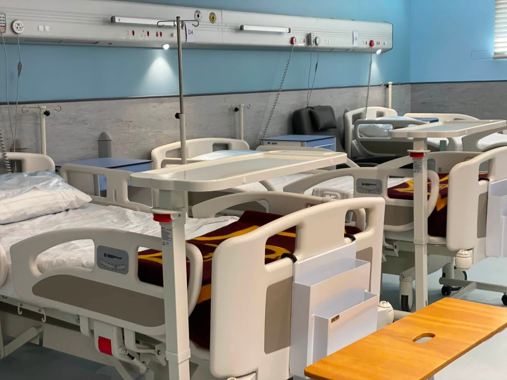 The hospital is equipped with modern infrastructure and diagnostic technology.