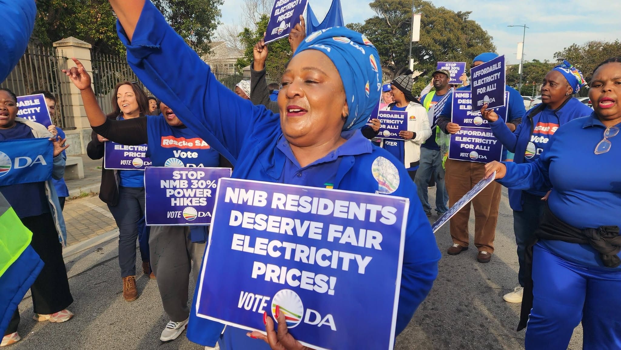 Democratic Alliance (DA) supporters outside the Gqeberha High Court.