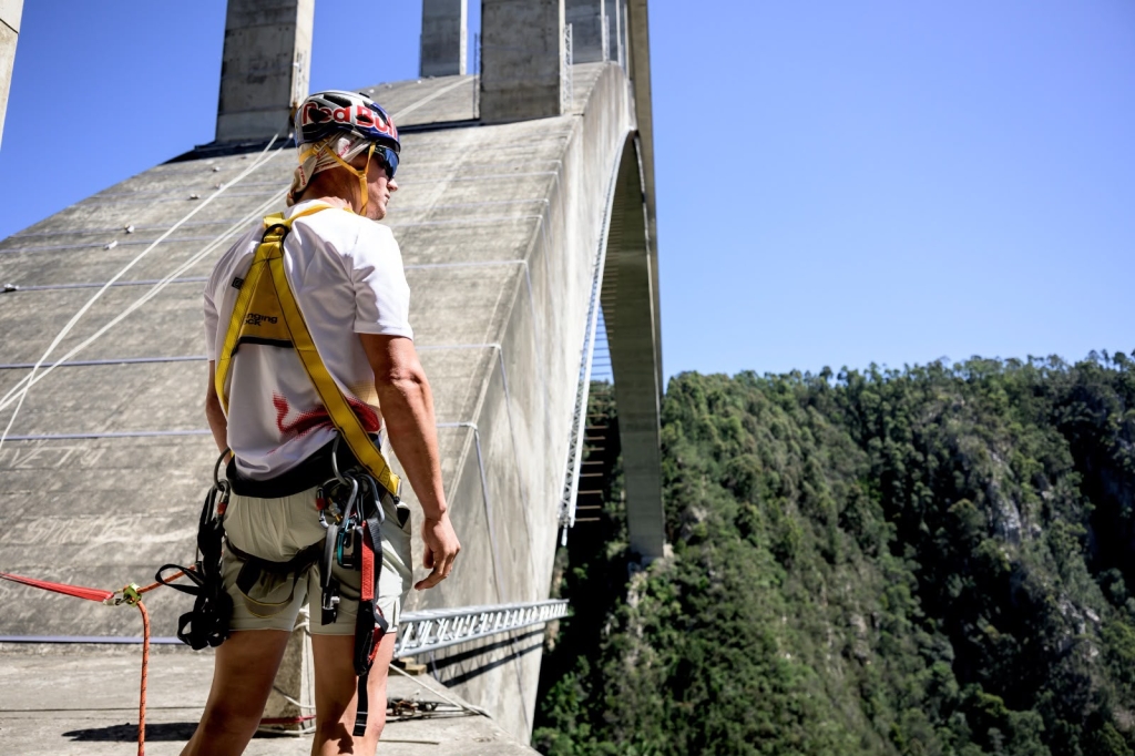 Red-Bull-Athlete-and-OCR-Champion-Thomas-van-Tonder_Bridge-Bars.