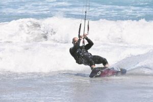 Capetonian kitesurfs across False Bay