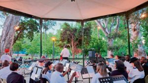 Booth Memorial Hospital hosts Christmas carol event in De Waal Park