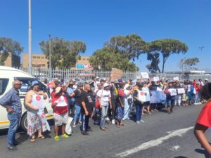WATCH | Community protest communication lapses over ‘theft’ of guns from Mitchell’s Plain Police Station