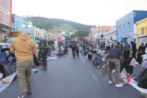 ‘Boeka innie Bo-Kaap’: Hundreds gather to break fast together during mass iftar