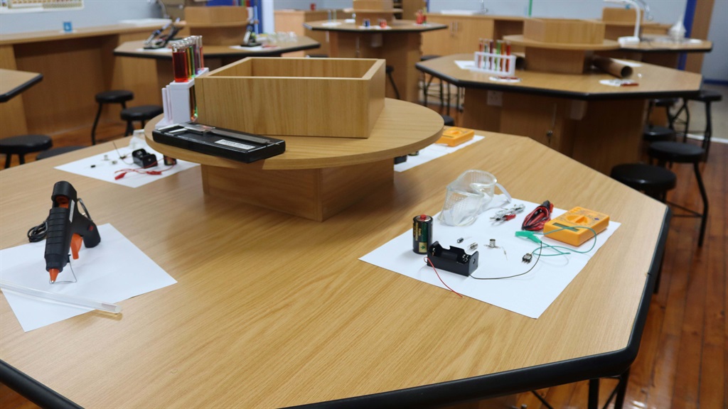 Each workstation is equipped with the equipment le