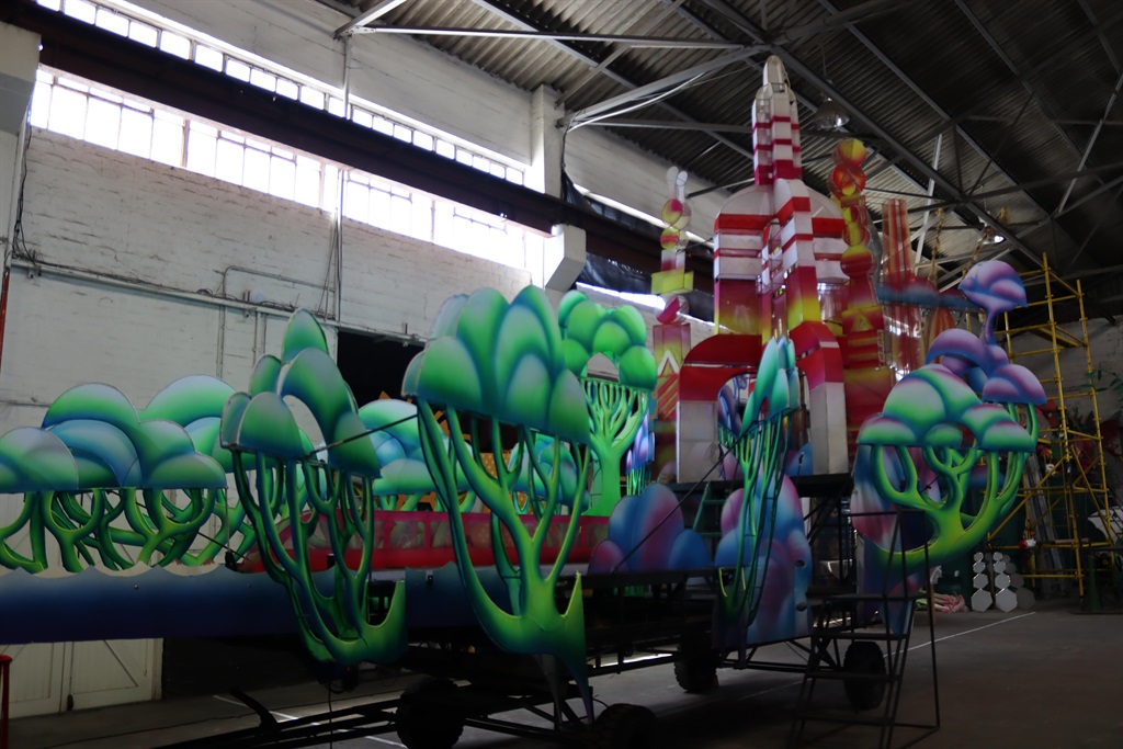 This dreamy float took about three weeks to comple