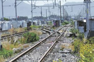 Road users urged to cross tracks with care at Kenilworth Road