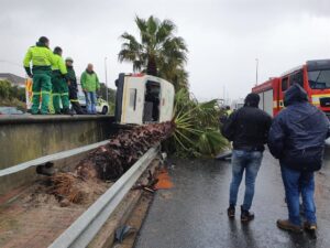 Taxi rollover on Nelson Mandela Boulevard leaves ten injured