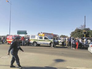 Two injured in robbery in Pelican Park