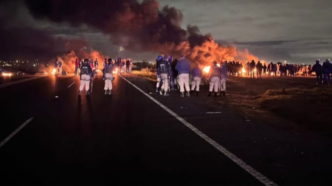 Protestors delay morning traffic by burning tyres on freeway