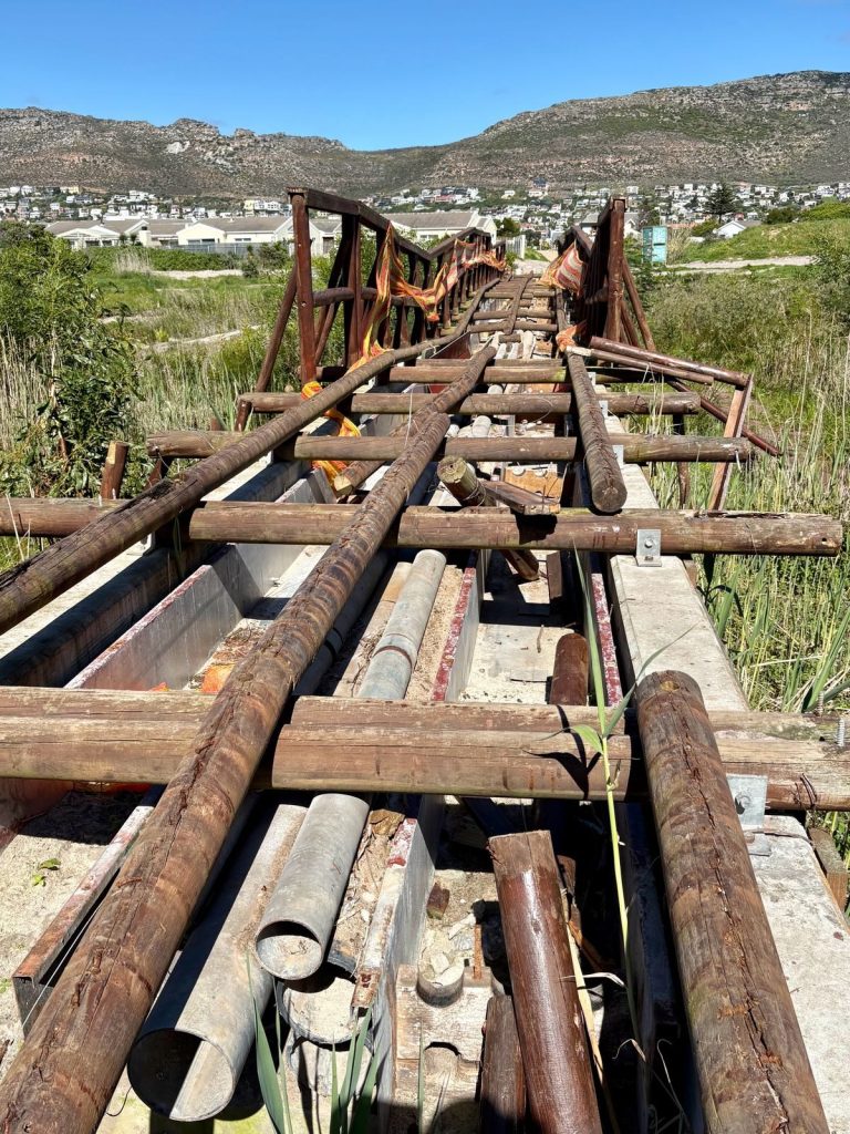 Silvermine River Pipe Bridge.