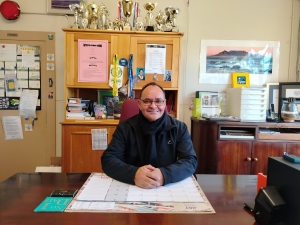 Principal who overcame paralysis retires after 40 years