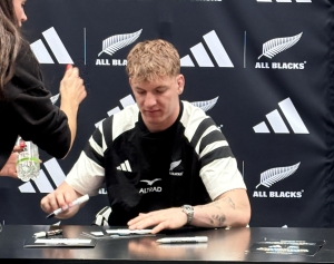 Multimedia | All Blacks draw hundreds of fans to Canal Walk meet-and-greet