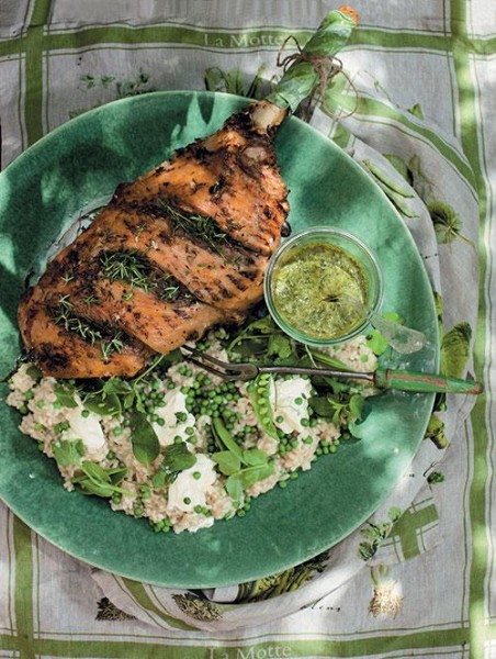 Geroosterde lamsboud met romerige ertjie-en-crème fraîche-rissotto met salsa verde