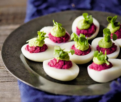 Eiers-gevul-met-beet-en-avokado
