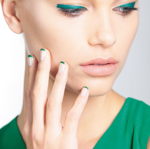 model-met-groen-naels-en-grimering