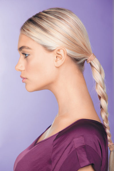Model met vlegsel
