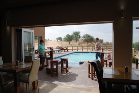 kgalagadi-lodge-swembad