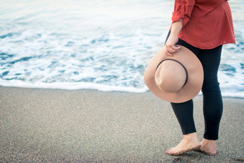 Hoed-strand-vrou