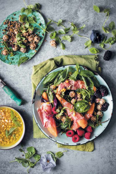 Slaai-met-bokmelkkaas-parmaham-mielies-en-vars-bessies