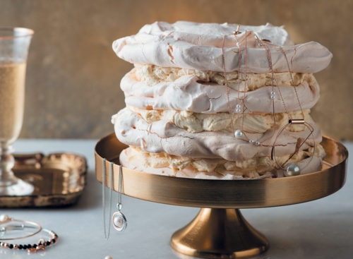 Meringue-koek-met-romerige-tiramisuvulsel