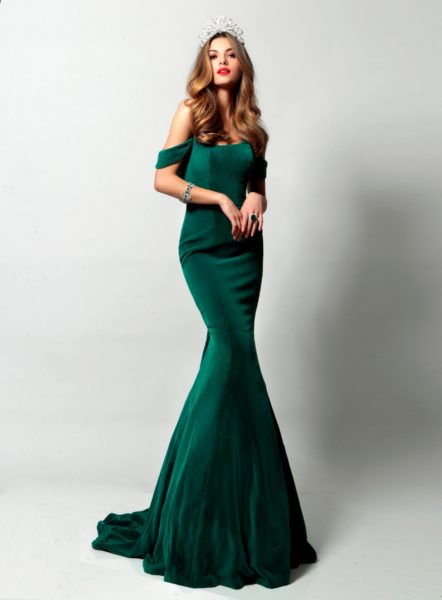 Demi_Leigh_NelPeters_Miss_Universe_2017_full_length