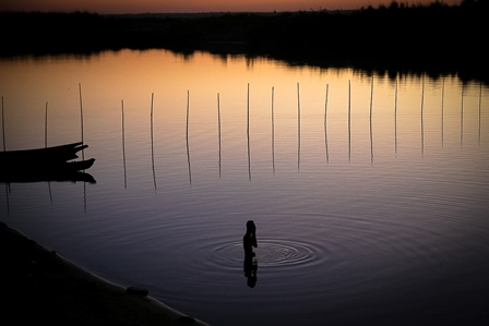 petro-kotze-die-watervrou-Ayeyarwady-rivier-Myanmar(1)