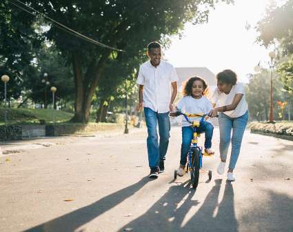 evestig-ouers-en-meisie-op-fiets