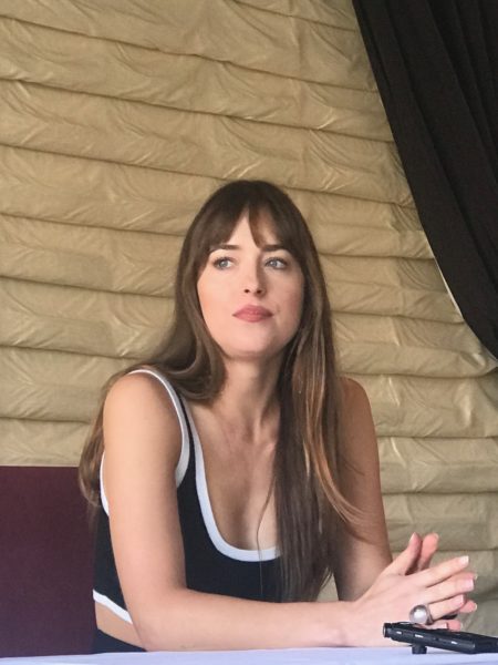 Margaret Gardiner gesels met Dakota Johnson