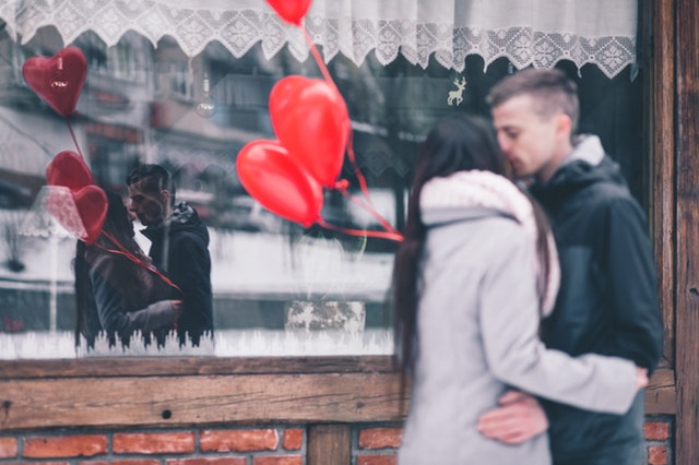Valentynstroos: 3 maniere om jou “ou” geliefde in ’n nuwe lig te sien