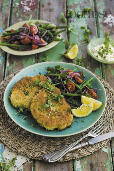 Blomkool-schnitzel met ’n krakerige groenboontjieslaai