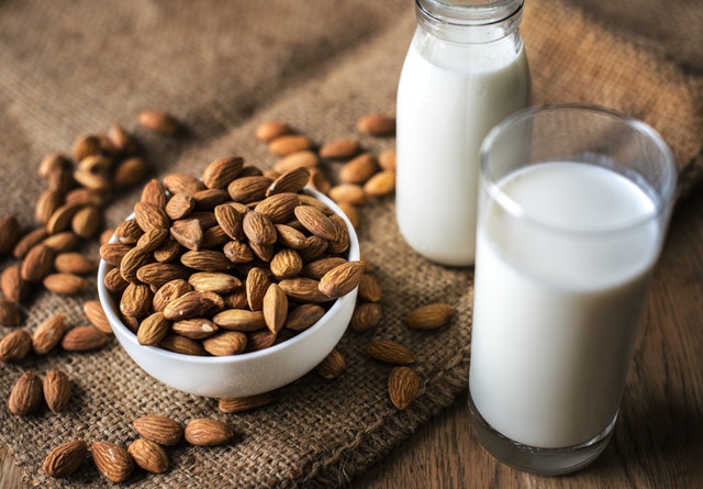 11 planne en melkplaasvervangers vir mense met laktose-intoleransie