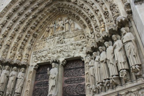 Wêreld rou saam oor die ikoniese Notre-Dame katedraal