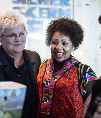 Poppie Nongena slaan 12 pryse los by die Silwerskermfees - 1