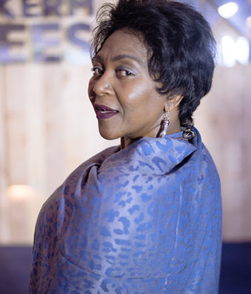 Poppie Nongena slaan 12 pryse los by die Silwerskermfees - 1