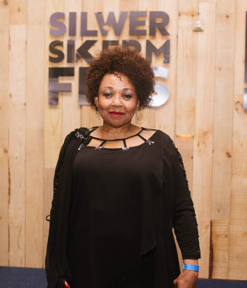 Poppie Nongena slaan 12 pryse los by die Silwerskermfees - 1