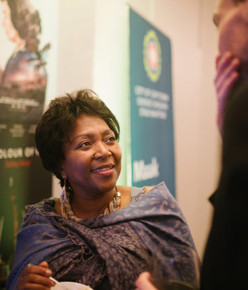 Poppie Nongena slaan 12 pryse los by die Silwerskermfees - 1