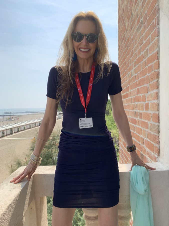 Margaret gesels met Adam Driver in Venesië