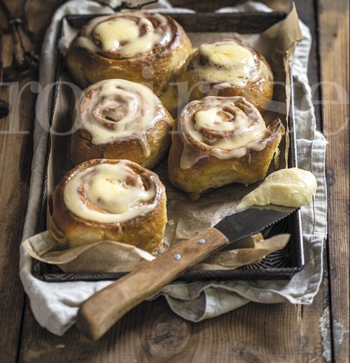 Kaneelrolletjies met koffieroom