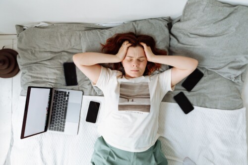 Prof Prof Melanie Moen sê, "Ons sien ook dat akademiese druk en sosiale media 'n beduidende rol in die toename van angs en depressie speel." Foto: Thirdman, Pexels