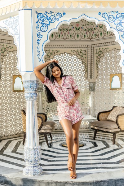 Die Suid-Afrikaanse mediapersoonlikheid, model en voormalige Mej. Heelal Suid-Afrika Bryoni Govender is die muse van die 2026-projek, wat Suid-Afrikaanse mode, skoonheid, juweliersware en ontwerp met Jaipur se unieke argitektuur, tekstiele, kleur en eeue oue vakmanskap verweef. Foto: Verskaf