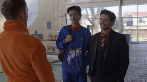Justus Uys is ’n 19-jarige kranige swemmer en atleet wat ná die verlies van sy ma ’n jaar onder sy pa, Gihan, se dak deurbring. Foto: Diepe waters, kykNET