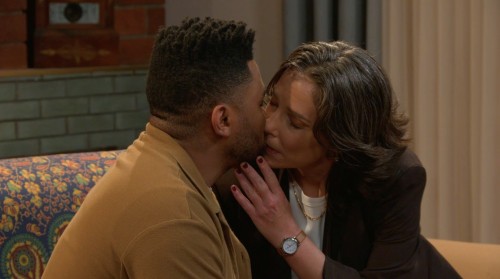 Siya en Elzette speel met vuur. Foto: kykNET