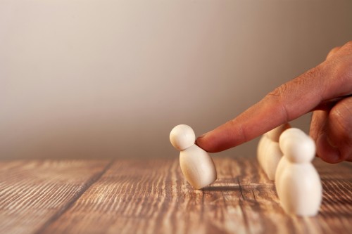 Jy voel behoorlik soos 'n pion op 'n skaakbord en verkeer konstant duskant skaakmat. Kenners vertel wat emosionele afpersing behels. Foto: Sasun Bughdaryan, Unsplash