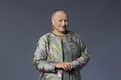 Ná dekades op die verhoog het Mrs J Theresa Sedras uiteindelik die kans gegee om haar talent in ’n uitdagende televisierol uit te leef. Foto: kykNET
