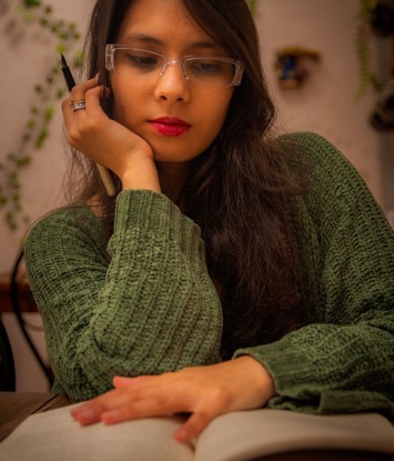 'n Korter gesig kan eerder brille probeer met minder diep rame, meer reghoekige brille, of brille sonder die onderste raam. Foto: Kaweny Denyele, Pexels