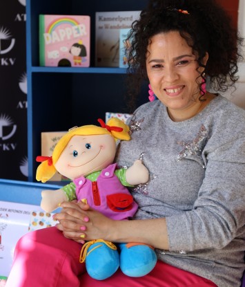 Melissa Moses het op die stoep by die US Museum vir kinders as deel van die ATKV-aanbieding by die fees uit storieboeke voorgelees.
