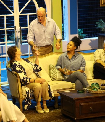 Skanse, die nuwe drama deur die Hertzogprys-bekroonde dramaturg Deon Opperman, het Marisa Drummond, Edrien Erasmus, Deon Lotz, Rushney Ferguson en Dawid Minnaar in die rolverdeling. Wanneer Daniël ná sewe jaar onverwags aan sy broer Simon se deur klop, ontvou ’n aand waarin ou wonde oopgekrap word en die skanse tussen broers verbrokkel.