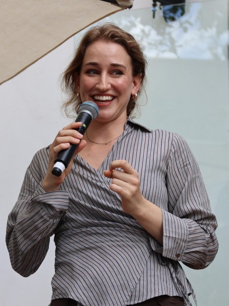 Gabrielle Kruger vertel aan gaste meer oor haar werk.